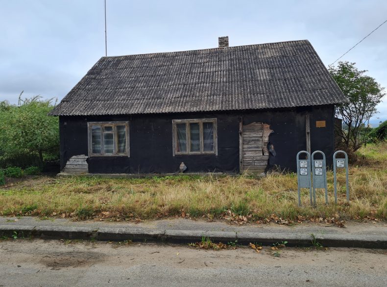 Žagarės m. Kęstučio g. parduodamas rąstų gyvenamas namas, 24 arai namų valda.
