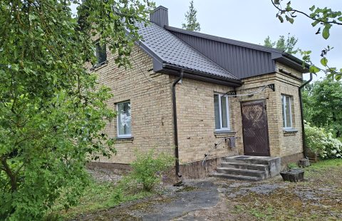Šimkūnų k. Joniškio r. Parduodamas tvarkingas vieno a. plytų mūro namas, tvenkinys 79 a. žemės.
